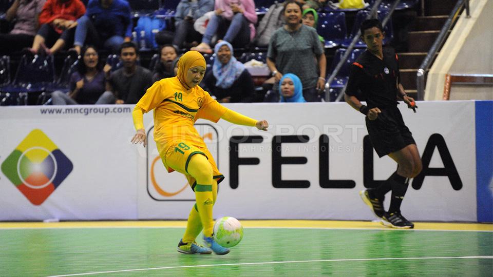 Keras. Maya Muharina melepaskan tendangan keras kearah gawang UPI Bandung.